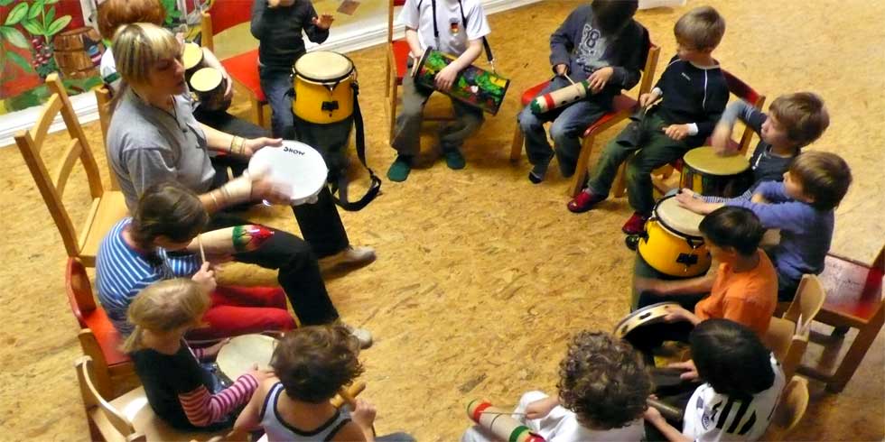 Kinder trommeln auf verschiedenen Instrumenten